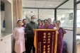 满满的正能量 | 昨天报道的550g巴掌大极早产儿，宝爸今天上午送来了锦旗……